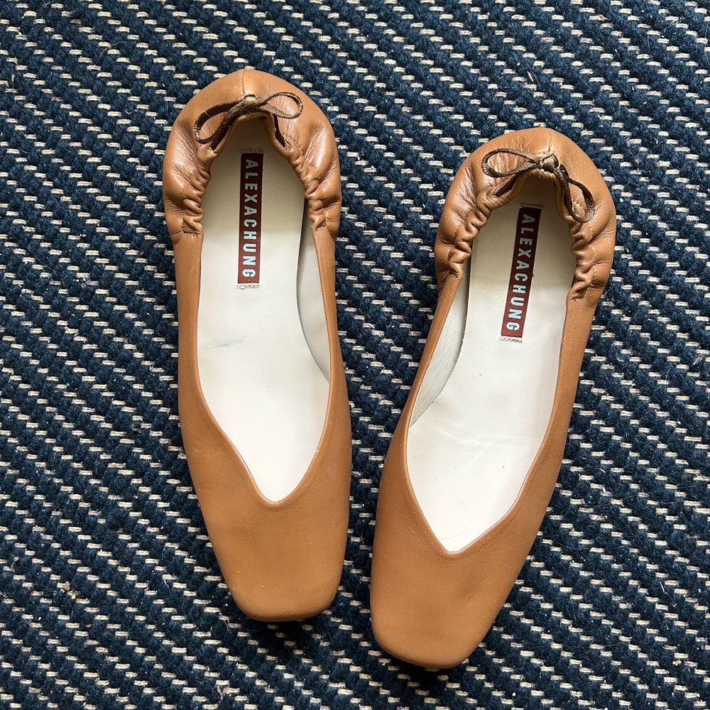 ALEXACHUNG brown leather flats